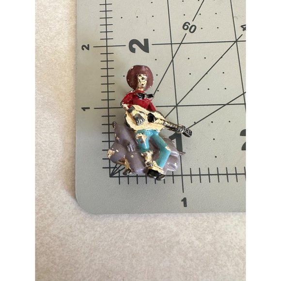 Vintage 1940s gold tone pot metal enamel man guitar playing figural brooch - Picture 6 of 6